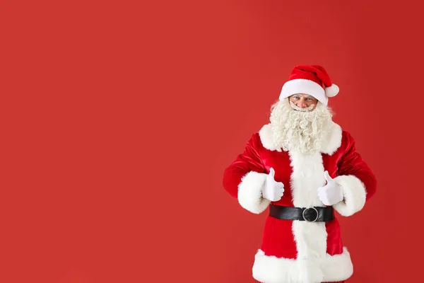 Porträt des Weihnachtsmannes mit Daumen nach oben auf farbigem Hintergrund — Stockfoto