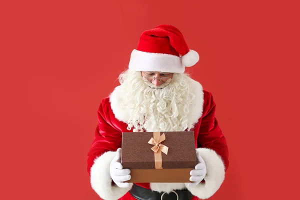 Portrait du Père Noël avec cadeau sur fond de couleur — Photo