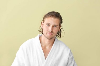 Yakışıklı genç adam renk arka plan karşı saç yıkadıktan sonra