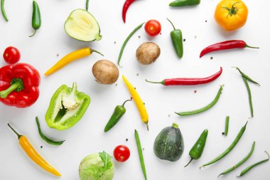beyaz arkaplanda farklı taze sebzeler