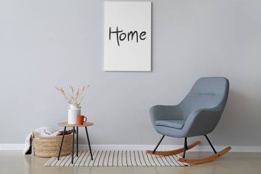 Işık duvarına yakın koltuk, masa ve hasır sepet