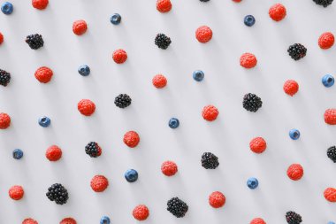 Beyaz arka planda lezzetli olgun meyveler