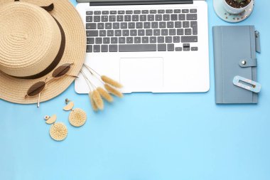 Renkli arka planda kadın aksesuarları ve cüzdan ile Dizüstü Bilgisayar