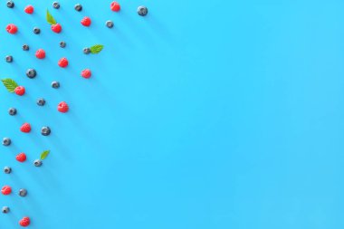 Renkli arka planda lezzetli olgun meyveler