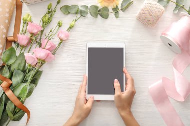 İşyerinde modern tablet bilgisayarile Çiçekçi