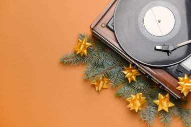 Plak çalar ve renk arkaplanı üzerine Noel dekoru