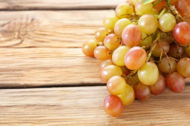 Ahşap arka planda lezzetli taze üzüm