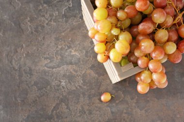 Grunge arka planda kutusunda lezzetli taze üzüm