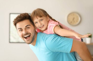 Evde eğlenen kızı ile mutlu baba portresi