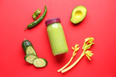 Renk arka plan üzerinde taze sağlıklı smoothie ve malzemeler şişe