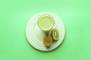 Renk arka plan üzerinde taze sağlıklı smoothie ve kivi Cam