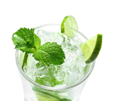 Beyaz arka plan üzerinde taze mojito cam, closeup