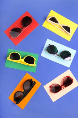 Renkli arkaplanda şık güneş gözlükleri