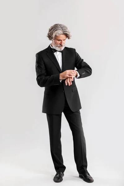 Uomo anziano alla moda in abito elegante su sfondo chiaro — Foto Stock