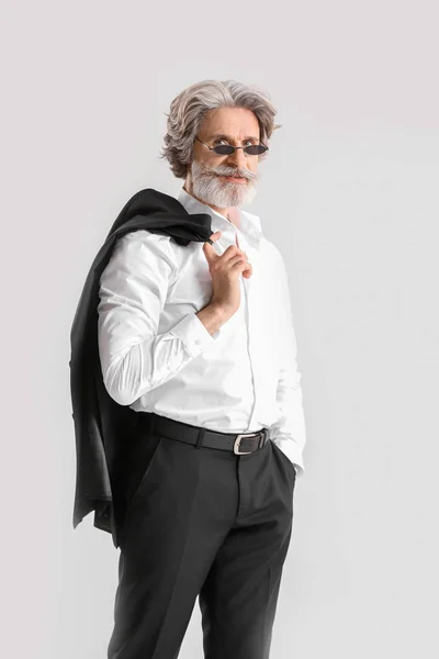 Модный мужчина в стильном костюме на светлом фоне — стоковое фото