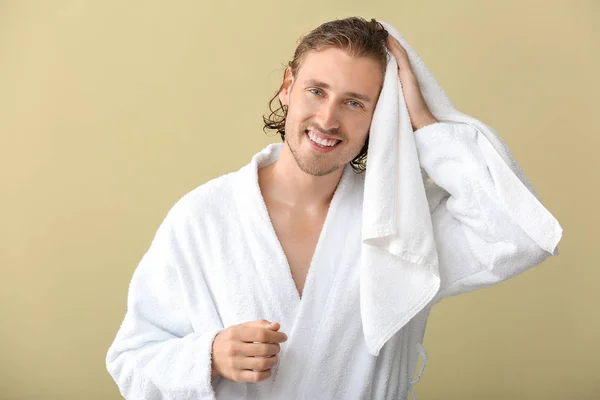 Knappe man vegen haren na het wassen tegen kleur achtergrond — Stockfoto