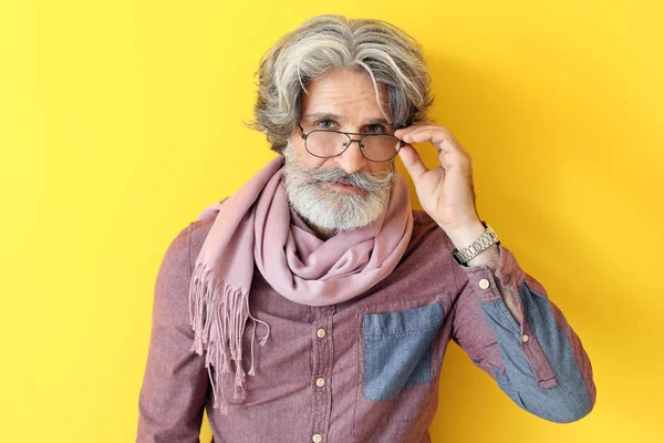 Uomo anziano alla moda su sfondo a colori — Foto Stock