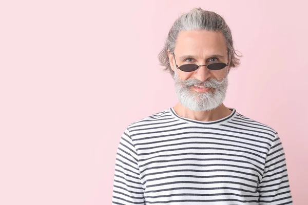 Uomo anziano alla moda su sfondo a colori — Foto Stock