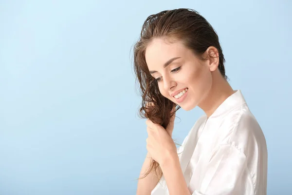 色の背景に髪を洗った後の美しい若い女性 — ストック写真