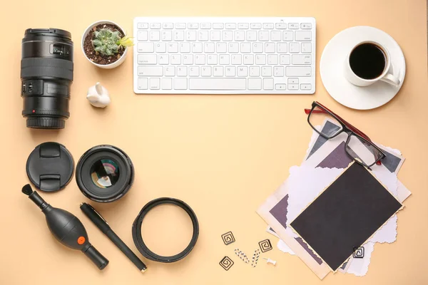 Local de trabalho do fotógrafo moderno sobre fundo de cor — Fotografia de Stock