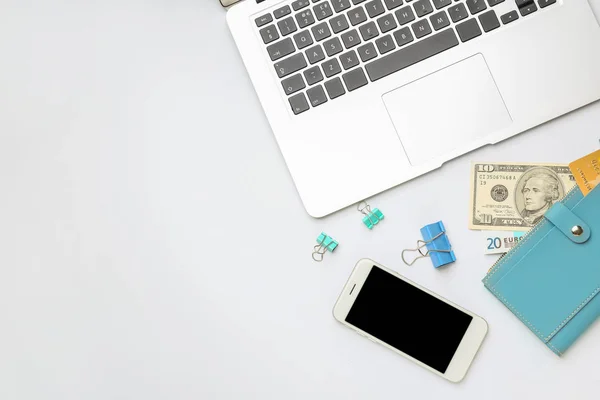 Bärbar dator med plånbok och mobiltelefon på vit bakgrund — Stockfoto