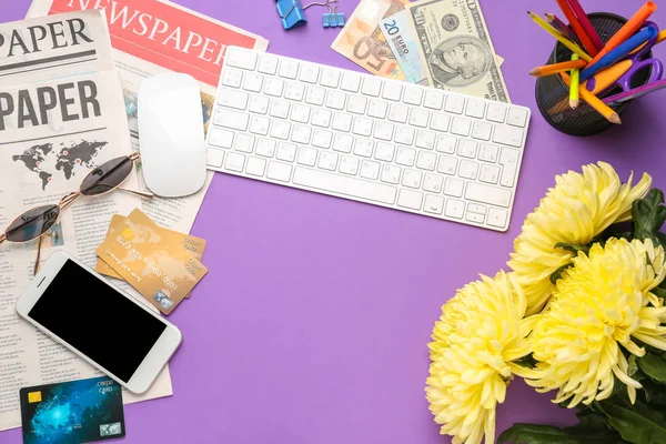 Computer keyboard with mobile phone, newspapers and money on color background — Stock Photo, Image