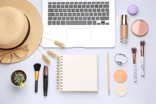 Workplace of Beauty blogger op witte achtergrond — Stockfoto