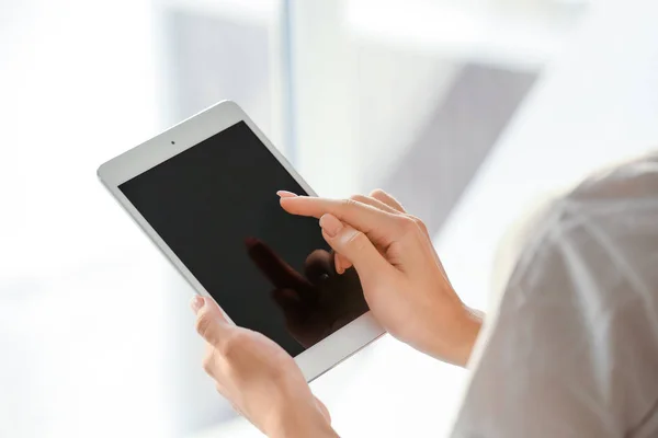 Woman using tablet computer near window — Stock Photo, Image