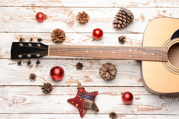 木製の背景にギターとクリスマスの装飾 — ストック写真