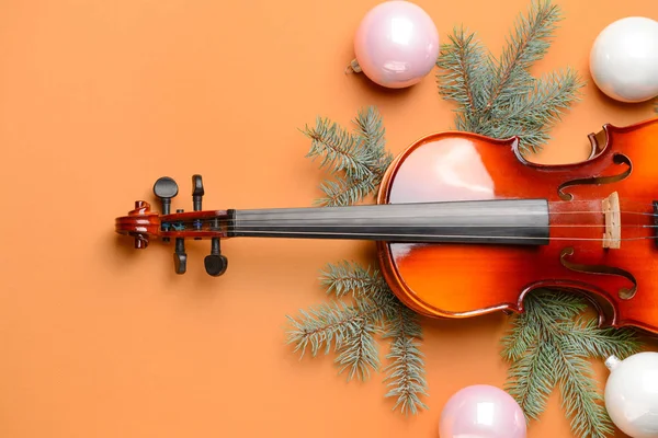 Violon et décor de Noël sur fond de couleur — Photo