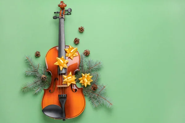 Decoración para violín y Navidad sobre fondo de color —  Fotos de Stock