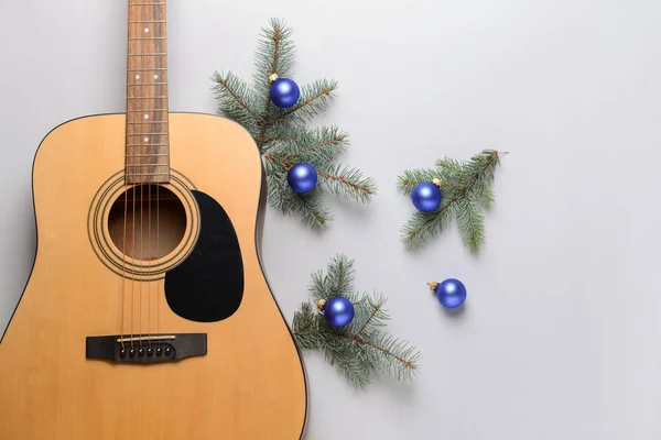 Guitarra e decoração de Natal no fundo claro — Fotografia de Stock