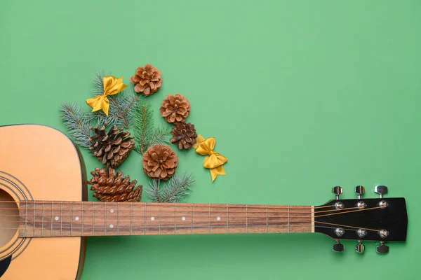色の背景にギターとクリスマスの装飾 — ストック写真