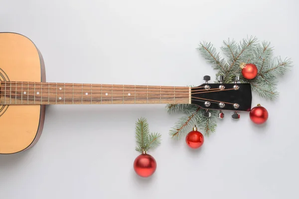 明るい背景にギターとクリスマスの装飾 — ストック写真