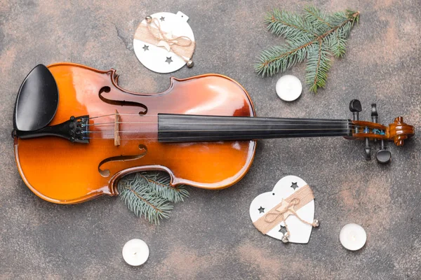 Violin and Christmas decor on grunge background — Stock Photo, Image