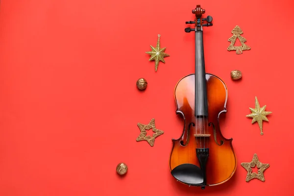Violin and Christmas decor on color background — Stock Photo, Image