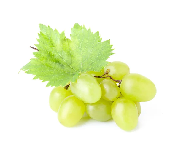 Uvas frescas sabrosas sobre fondo blanco —  Fotos de Stock