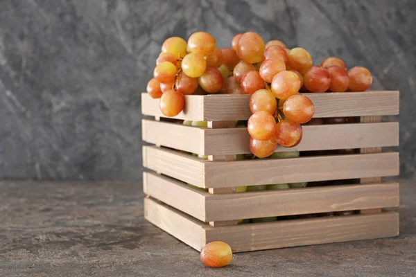 Tasty fresh grapes in box on grunge background — Stock Photo, Image