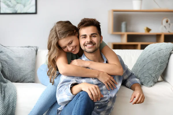 Retrato de feliz pareja amorosa en casa — Foto de Stock