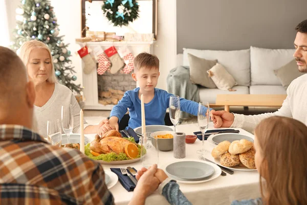 Familjen be innan att ha julbord hemma — Stockfoto