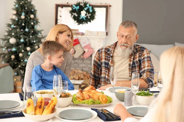 Mutlu bir aile evde Noel yemeği yiyor. — Stok fotoğraf