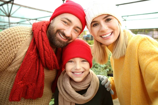 Familia tomando selfie en el mercado de árboles de Navidad — Foto de Stock