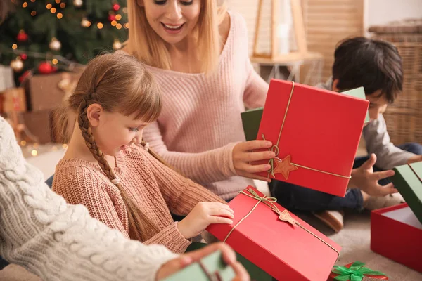 Familia feliz con regalos de Navidad en casa — Foto de Stock