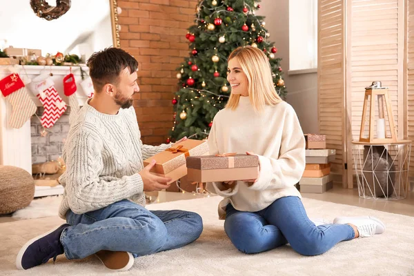 Feliz casal cumprimentando uns aos outros na véspera de Natal — Fotografia de Stock