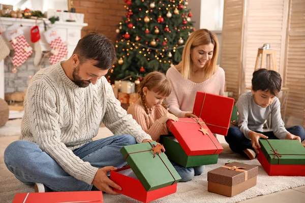 Familia feliz con regalos de Navidad en casa — Foto de Stock