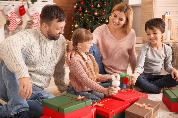 Lycklig familj med julklappar hemma — Stockfoto