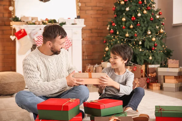 Feliz hombre y su hijo con regalos de Navidad en casa — Foto de Stock