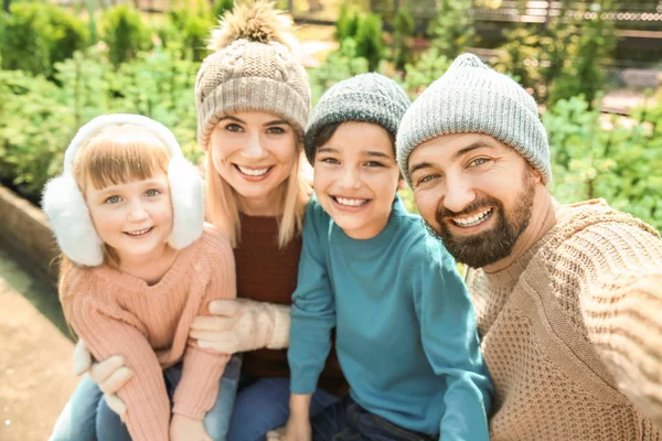 Lycklig familj tar Selfie på Christmas Tree Market — Stockfoto