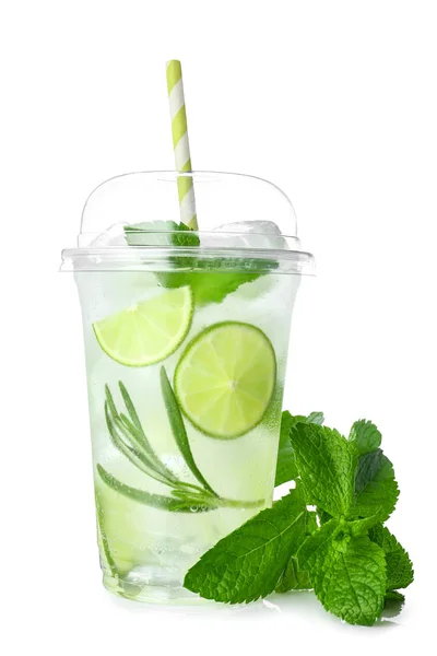 Filiżanka świeżego Mojito na białym tle — Zdjęcie stockowe