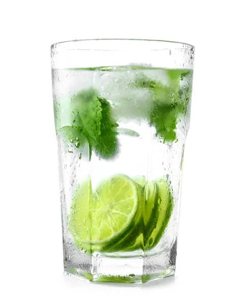 Vaso de mojito fresco sobre fondo blanco — Foto de Stock